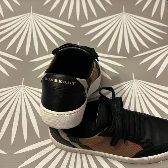 Burberry sneakers size 36 box not included but sneaker bag is - Picture 3 of 6
